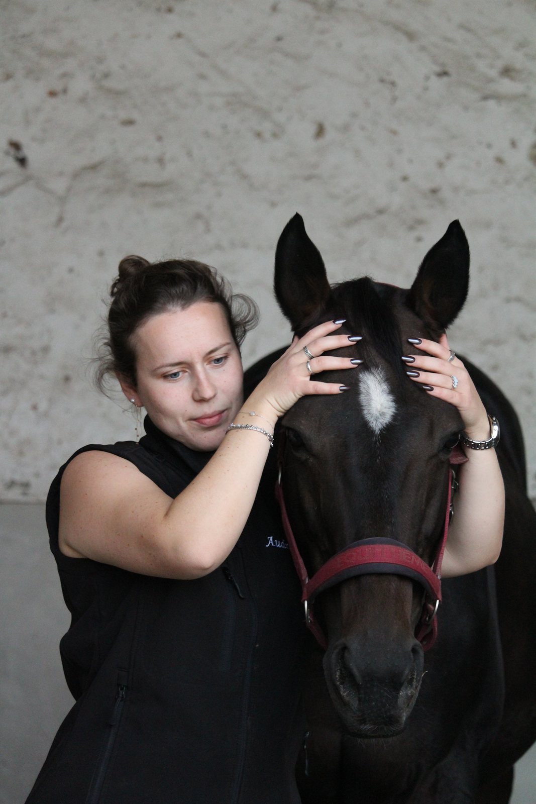 Audrey Loir en séance d'ostéopathie auprès d'un cheval