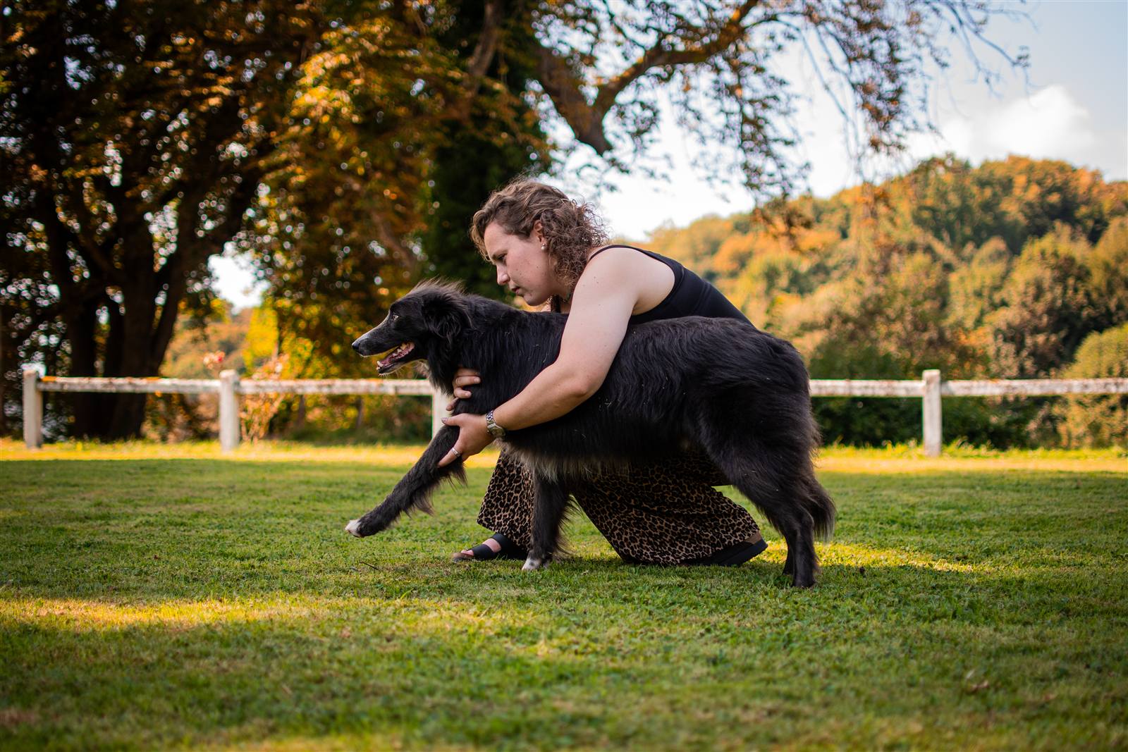 Audrey Loir en séance d'ostéopathie avec un chien